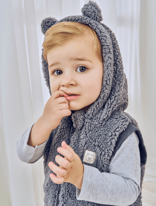 Conjunto Body, Colete em Pelo e Calça Listrada | Abrange