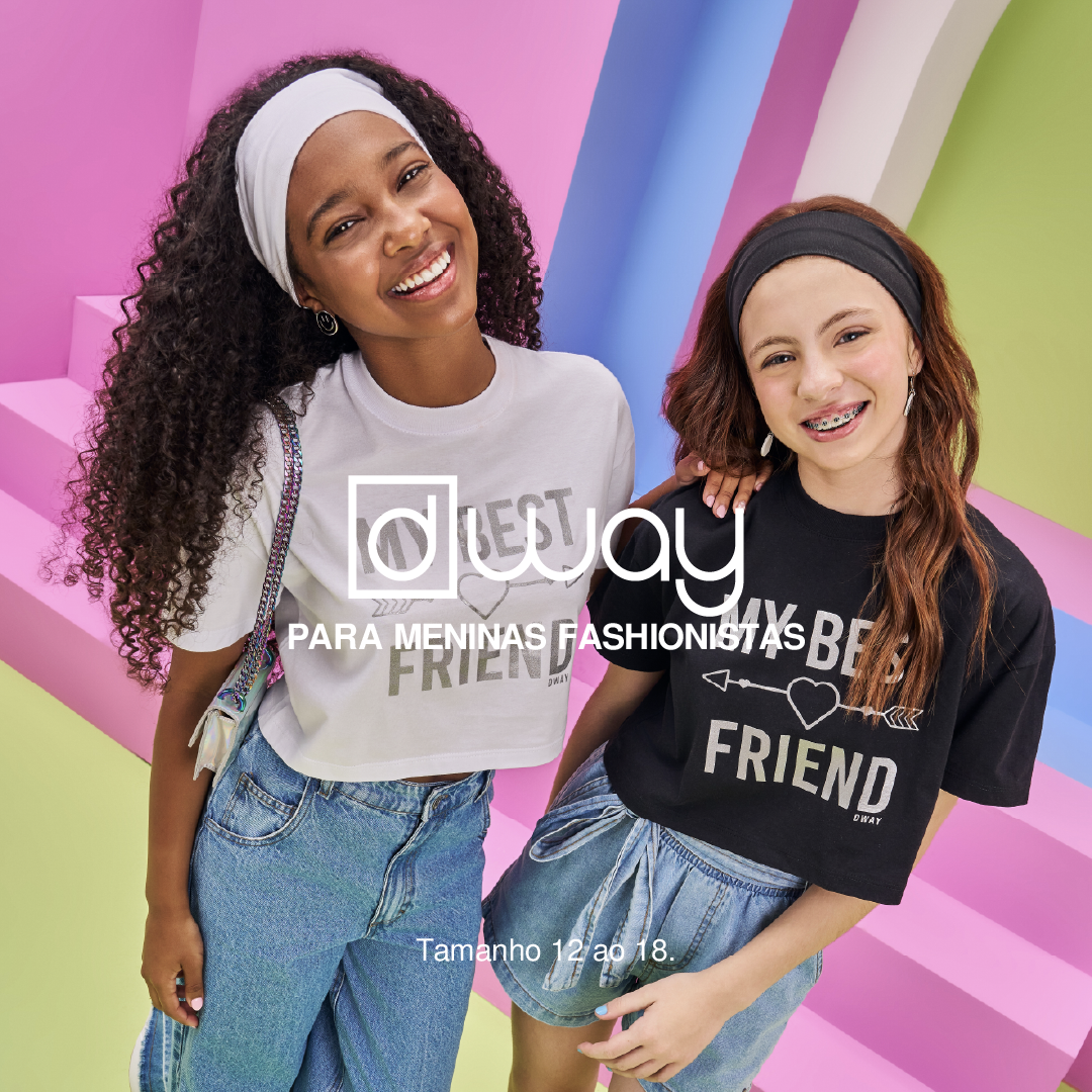 Duas meninas adolescentes posam sorrindo em um ambiente colorido com paredes geométricas. A menina à esquerda veste uma camiseta cropped branca com a estampa 'Best Friend' e uma faixa branca no cabelo, enquanto a menina à direita usa uma camiseta preta com a mesma estampa e um short jeans, com uma faixa preta na cabeça. A imagem faz parte da campanha da marca Dway, especializada em roupas confortáveis e estilosas para meninas e adolescentes conectadas às últimas tendências de moda.