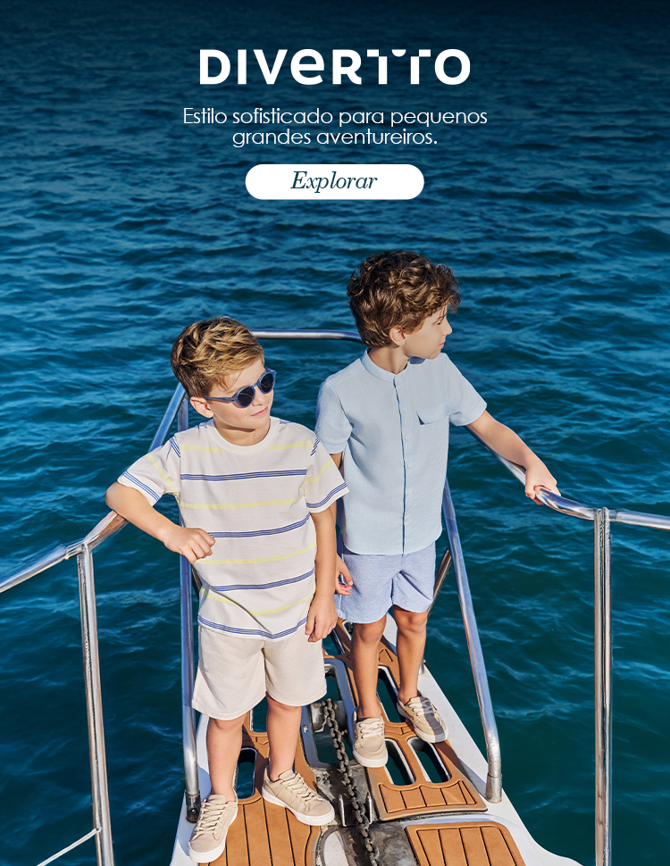 Dois meninos loiros em um barco no mar, vestindo roupas da marca Divertto. Um usa camiseta listrada branca e azul com óculos de sol, e o outro uma camisa de botões azul claro. No topo, o texto "Estilo sofisticado para pequenos grandes aventureiros" e o botão "Explorar".