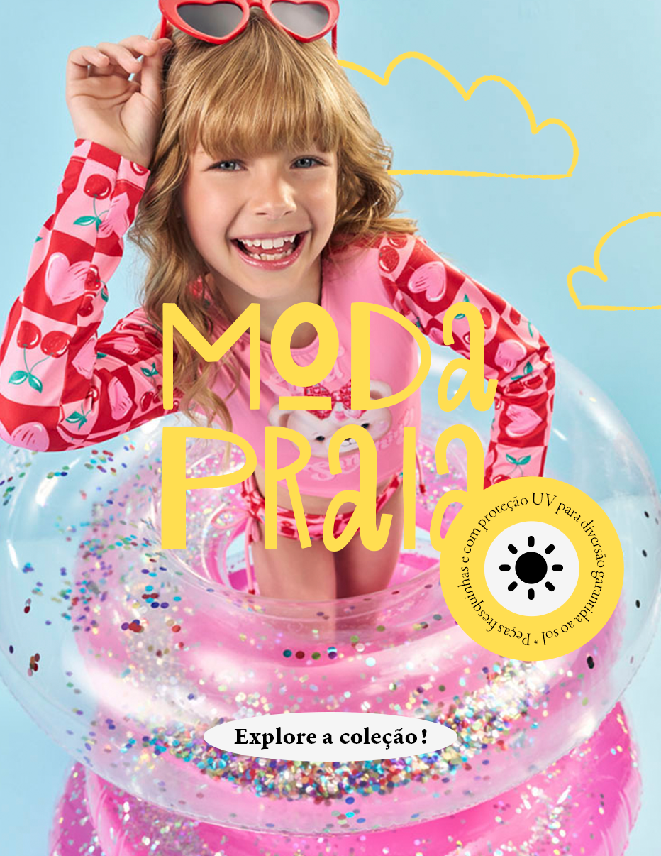 Menina sorridente vestindo conjunto de moda praia com estampa de cerejas, óculos vermelhos em formato de coração e boia rosa com glitter. A imagem tem o texto “Moda Praia” em destaque, ícone de proteção UV com a frase “com proteção UV para diversão garantida ao sol”, e um botão com a chamada “Explore a coleção!”.