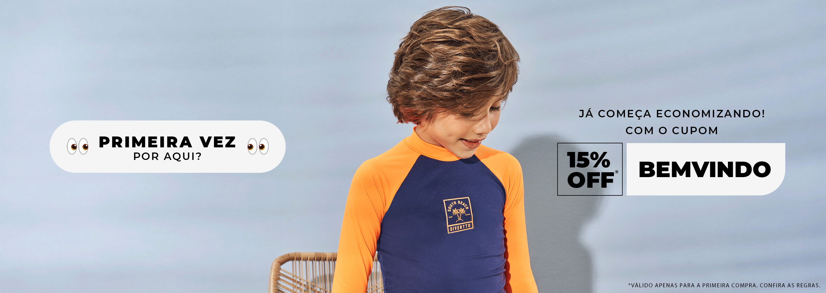 Banner promocional com menino usando uma blusa de manga longa UV azul e laranja, olhando para baixo, ao lado da mensagem: “Primeira vez por aqui?” e “Já começa economizando! Com o cupom 15% OFF BEMVINDO”. Fundo azul claro com detalhes em branco e preto. Texto pequeno informa que o desconto é válido apenas para a primeira compra.