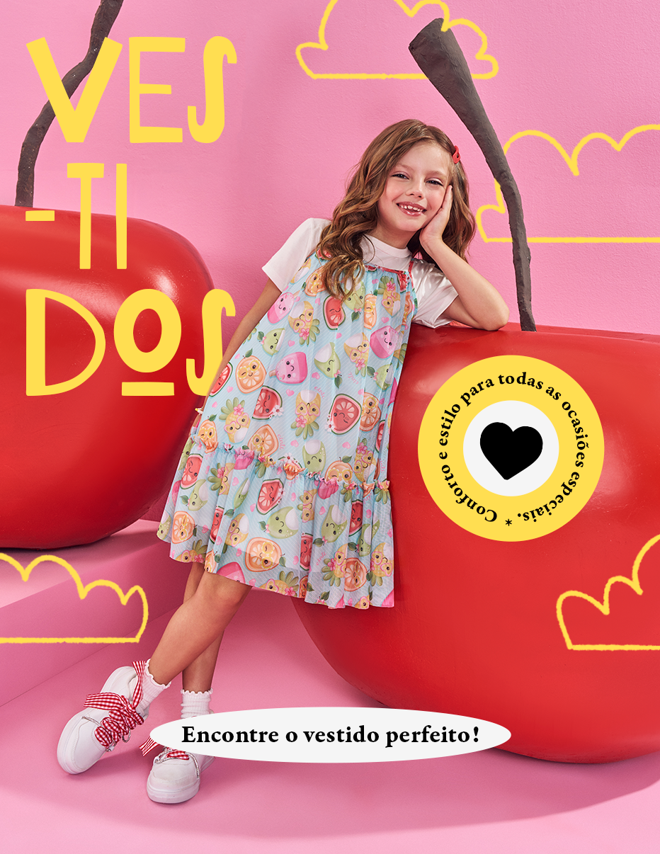 Menina sorridente vestindo vestido infantil estampado com frutas e bichinhos coloridos, encostada em uma cereja gigante em um cenário rosa. Ao fundo, nuvens e o texto “Vestidos” em letras amarelas. Um selo circular destaca a frase “Conforto e estilo para todas as ocasiões especiais” e, na parte inferior, lê-se: “Encontre o vestido perfeito!”.