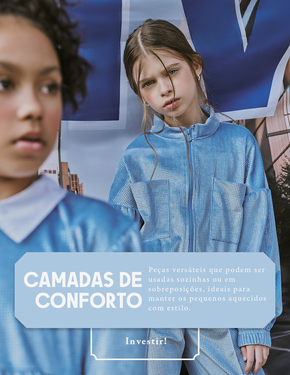 Duas meninas usando conjuntos esportivos azul-claro com textura brilhante posam ao ar livre, evidenciando roupas infantis versáteis para sobreposição no inverno.