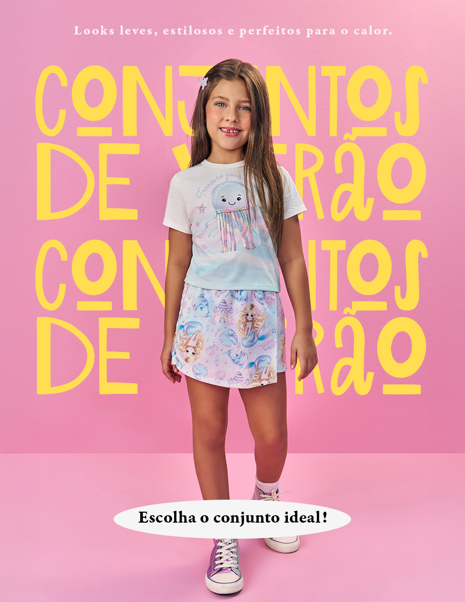 Menina vestindo conjunto infantil de verão com estampa divertida, em um cenário rosa com letras amarelas ao fundo que dizem "Conjuntos de Verão". Ela sorri em pé usando camiseta clara com estampa de água-viva e saia com desenhos lúdicos. No topo, lê-se “Looks leves, estilosos e perfeitos para o calor” e abaixo “Escolha o conjunto ideal!”.