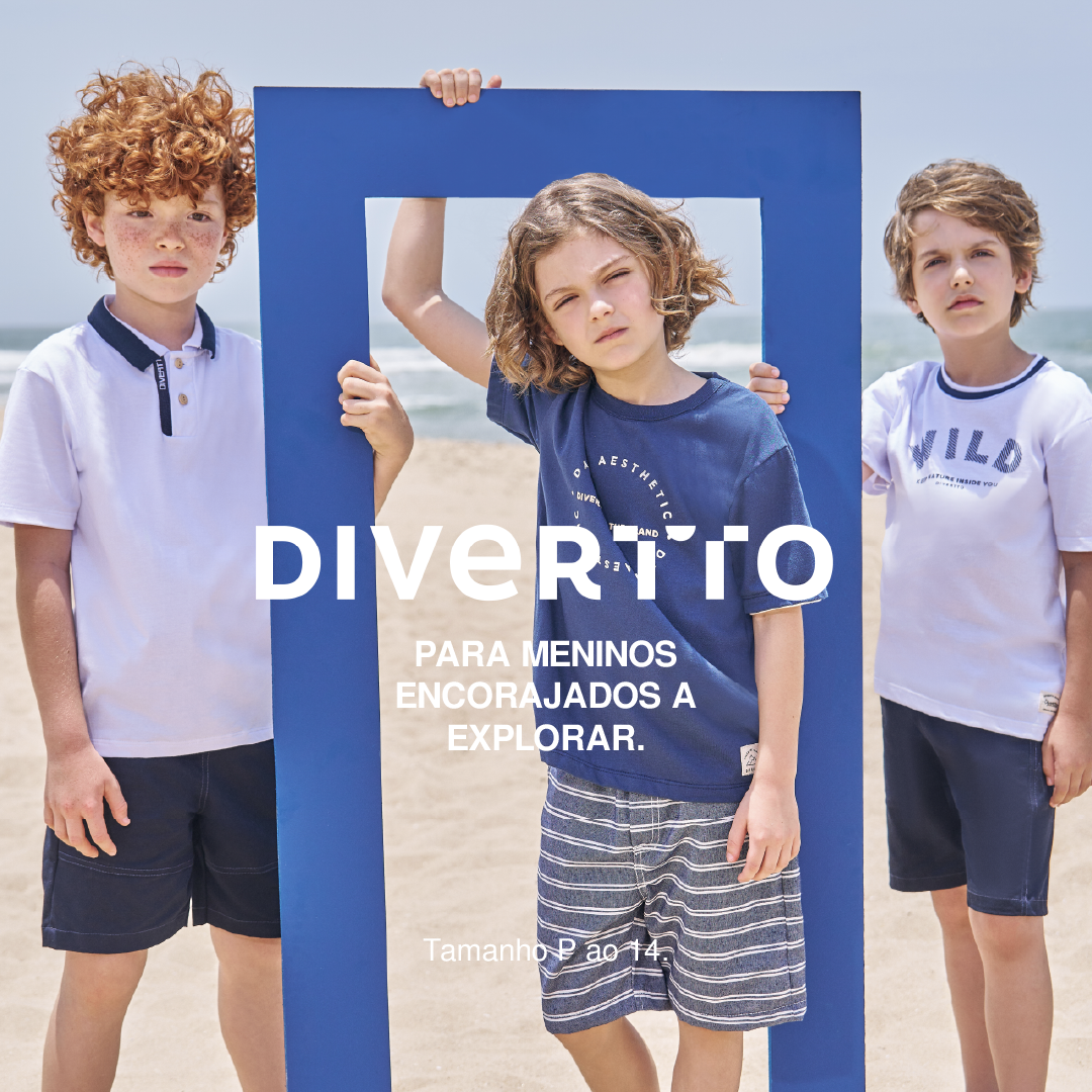 Três meninos posam em uma praia, vestindo roupas da marca Divertto. Um deles usa uma camiseta polo branca e shorts escuros, outro está com uma camiseta azul marinho e shorts listrados, enquanto o terceiro veste uma camiseta branca com a palavra 'WILD' e shorts azuis. Eles seguram uma moldura azul, e o cenário ao fundo destaca o mar e a areia. A campanha promove uma linha de roupas modernas e clássicas para meninos aventureiros e exploradores.