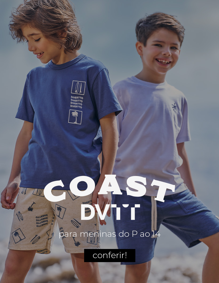 Dois meninos sorrindo em um ambiente ao ar livre, próximo à praia, vestindo roupas da coleção "Coast" da Divertto. O menino à esquerda usa uma camiseta azul com estampas minimalistas e shorts bege com desenhos náuticos, enquanto o menino à direita veste camiseta branca e bermuda azul. A coleção é inspirada no estilo clássico e tradicional, com peças que combinam entre si para meninos do P ao 14.