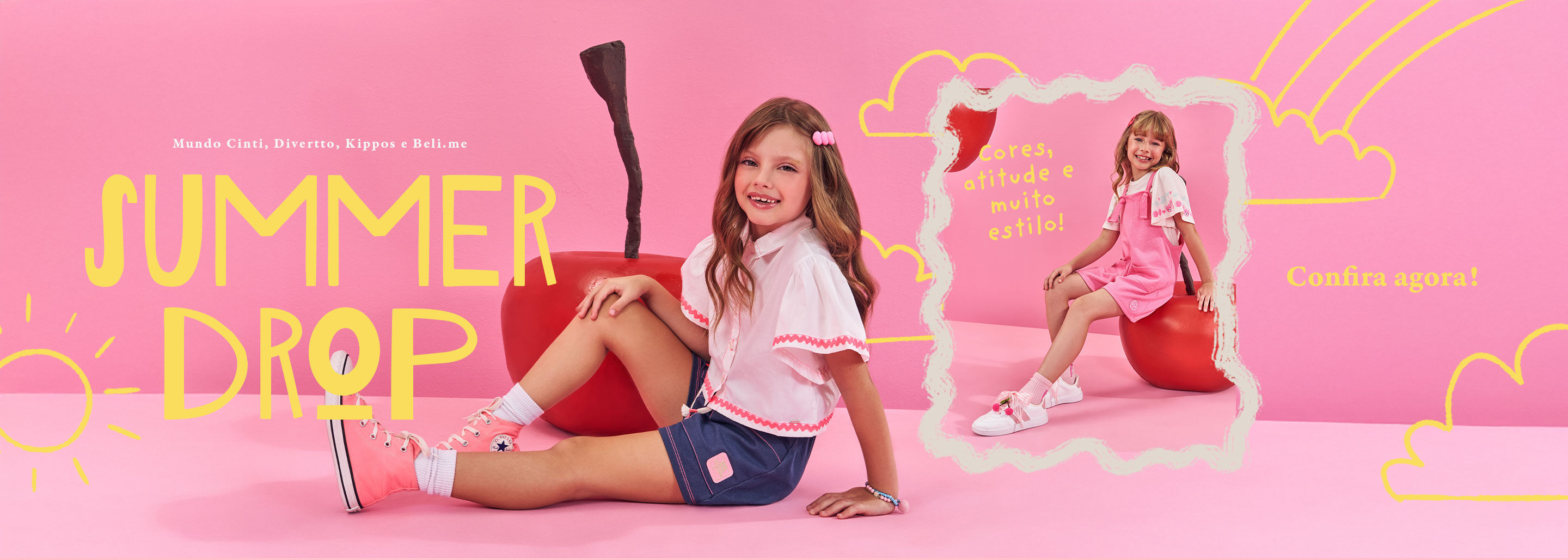 Duas meninas vestindo roupas infantis de verão em um cenário rosa vibrante com elementos lúdicos. Uma está sentada sobre uma cereja gigante usando blusa branca com babados e short azul. A outra, em um cantinho emoldurado com nuvens desenhadas, veste jardineira rosa e camiseta branca. O banner contém os dizeres “Summer Drop”, “Cores, atitude e muito estilo!” e “Confira agora!”.​