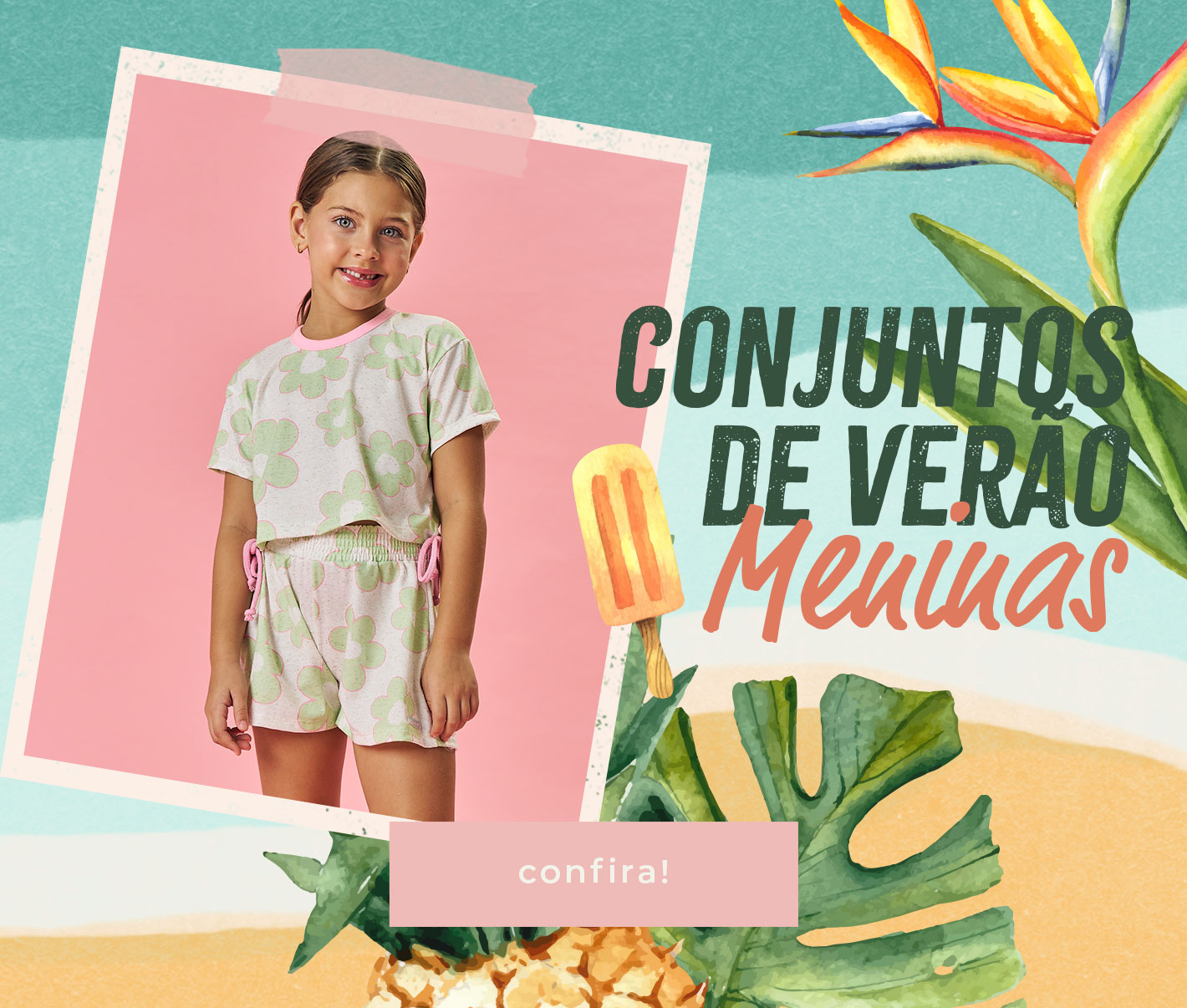 Banner promocional para conjuntos de verão para meninas. No centro, uma menina sorridente vestindo um conjunto estampado com flores verdes sobre fundo claro, com detalhes em rosa nas mangas e na cintura. Ao fundo, elementos tropicais como folhas verdes, uma flor exótica e um sorvete colorido, criando uma atmosfera vibrante e de verão. O texto principal diz 'Conjuntos de Verão Meninas', e há um botão rosa claro com a palavra 'confira!'.