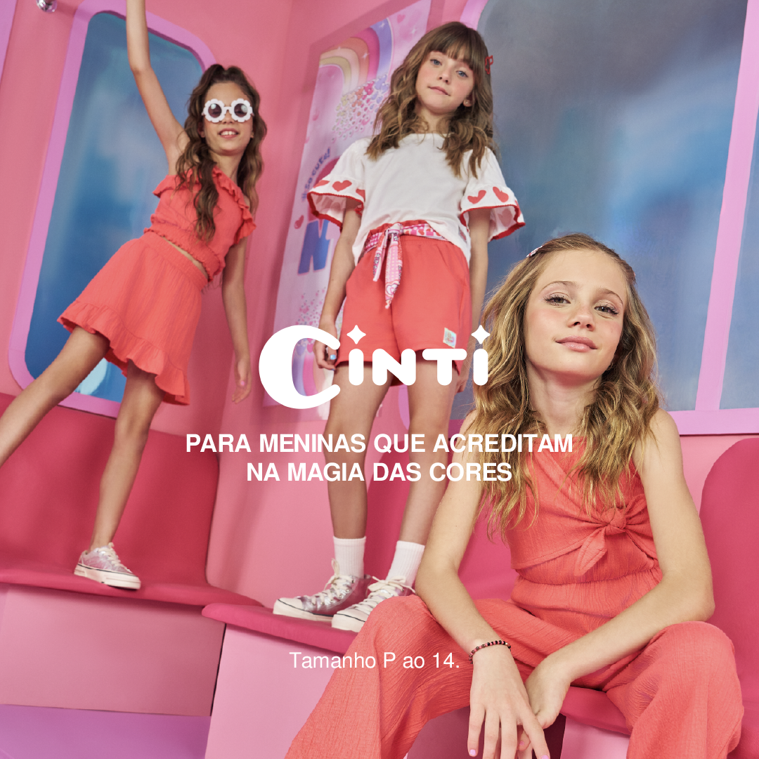 Três meninas posam em um ambiente divertido e colorido, vestindo roupas da marca Cinti. Uma está com um conjunto vermelho com babados, outra usa um short rosa e uma camiseta com mangas decoradas com corações, e a terceira veste um macacão laranja vibrante. A campanha promove uma linha de roupas fofas e alegres, perfeita para meninas que vivem em um mundo de cores e sonhos.