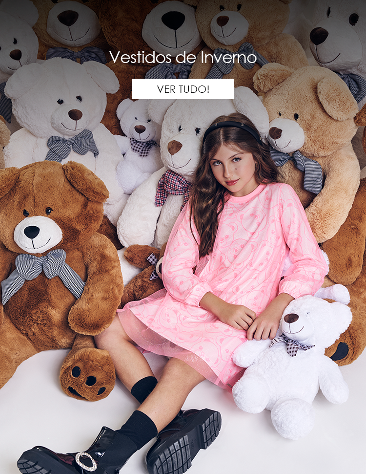 Menina usando vestido infantil rosa de inverno com estampa de ursinhos, sentada entre ursos de pelúcia, mini banner vestidos de inverno.